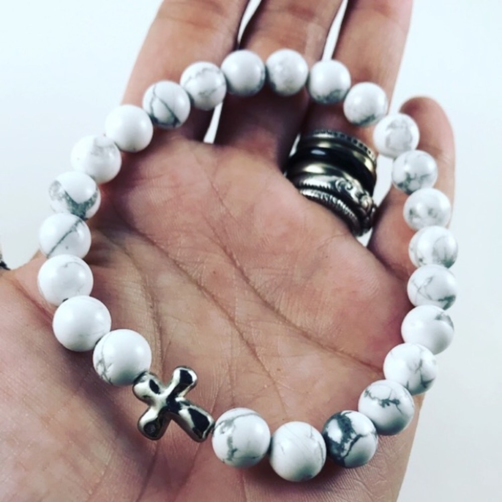 Men or women white & grey howlite cross bracelet - Picture 6 of 7